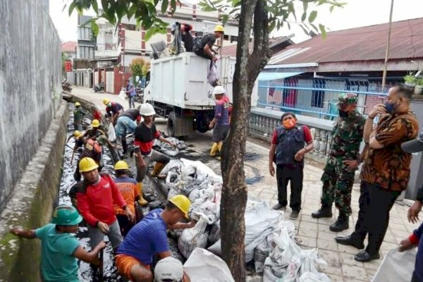 Camat Panakkukang Turun Langsung Pantau Pembersihan Drainase