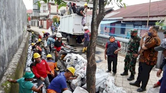 Camat Panakkukang Turun Langsung Pantau Pembersihan Drainase