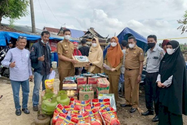 Kebakaran Kelurahan Buloa, Dinsos Makassar Serahkan Bantuan Logistik