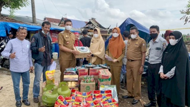 Kebakaran Kelurahan Buloa, Dinsos Makassar Serahkan Bantuan Logistik