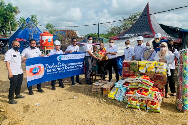 Direksi PDAM Makassar Bantu Warga Korban Kebakaran Buloa