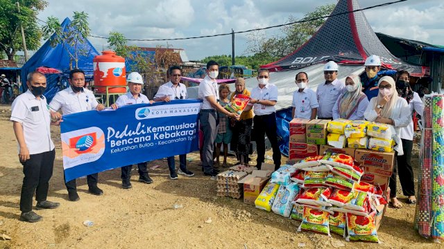 Direksi PDAM Makassar Bantu Warga Korban Kebakaran Buloa