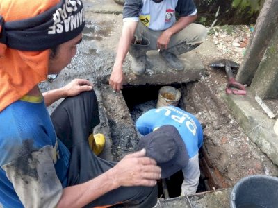Musim Penghujan, Dinas PU Makassar Konsisten Lakukan Pengerukan Sedimen Drainase
