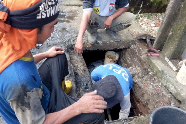 Musim Penghujan, Dinas PU Makassar Konsisten Lakukan Pengerukan Sedimen Drainase