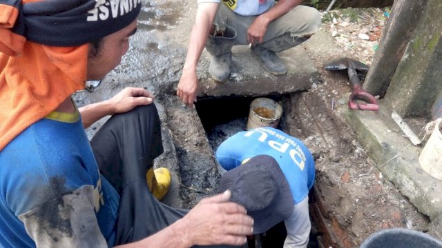 Musim Penghujan, Dinas PU Makassar Konsisten Lakukan Pengerukan Sedimen Drainase