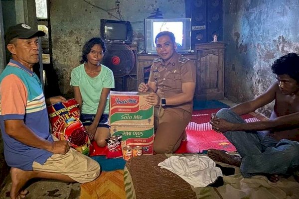 Lurah Katimbang Berikan Bantuan Kepada Keluarga Penderita ODGJ