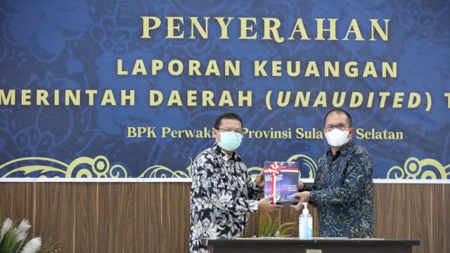 Wali Kota Danny Serahkan LKPD 2021, Harap Makassar Bisa Pertahankan Nilai