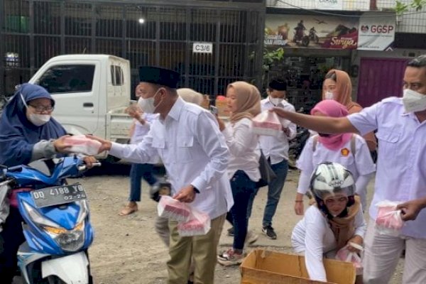 Kasrudi Bagi-bagi Takjil ke Pengguna Jalan Toddopuli Raya Timur