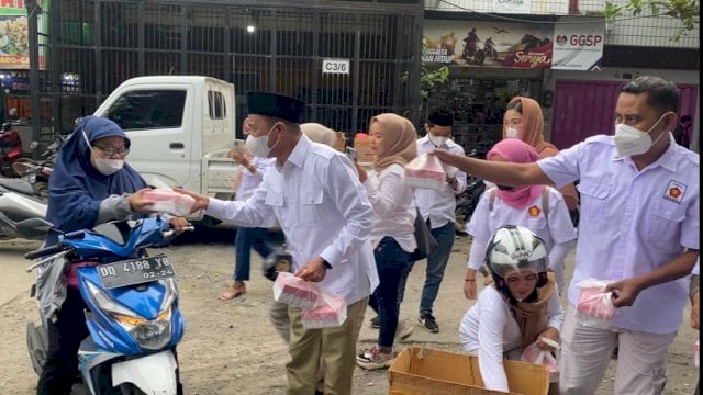 Kasrudi Bagi-bagi Takjil ke Pengguna Jalan Toddopuli Raya Timur