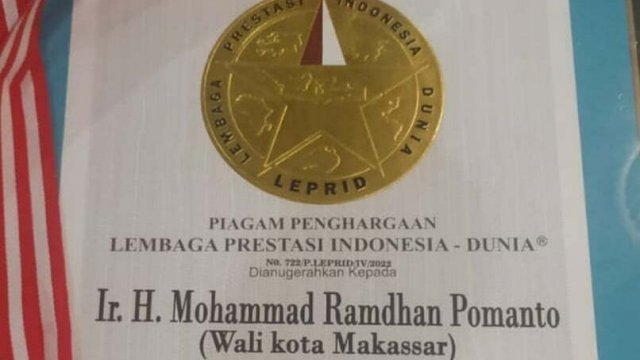 Danny Raih penghargaan dari KPID, Sebagai Inisiator Rekor Khotbah Jumat Seragam Tingkat Sulsel