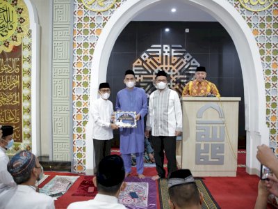 Pemkot Makassar Gelar Safari Ramdhan, Wali Kota Danny Shalat Taraweh Di Masjid H. Hamarung