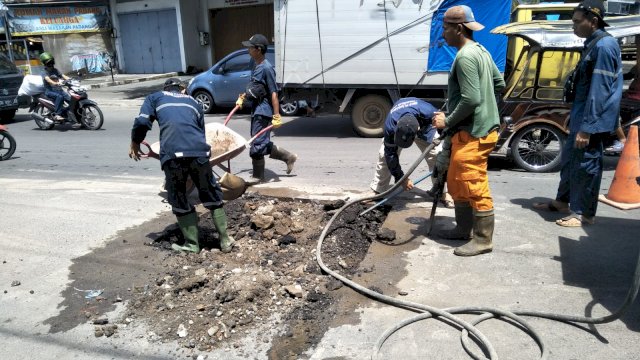 Dinas PU Makassar Lakukan Perbaikan Jalan