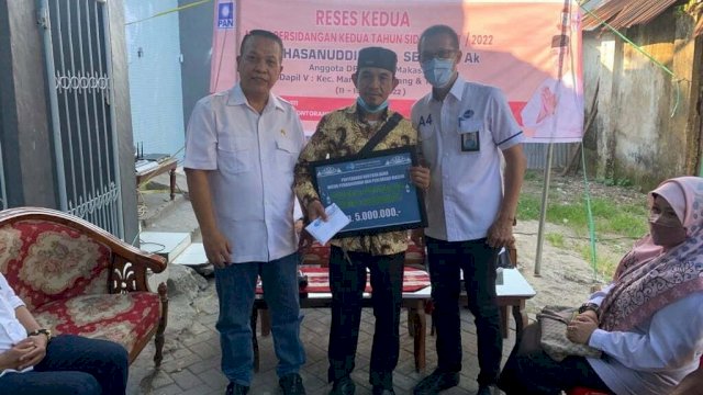 Ikuti Reses Anggota DPRD Makassar, PDAM Serahkan Bantuan