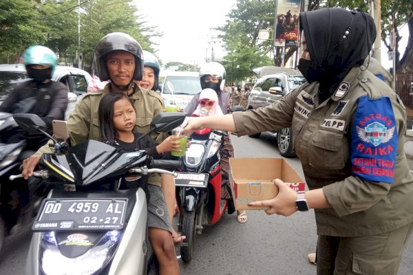 Satpol PP Makassar Berbagi Buka Puasa di Anjungan Losari