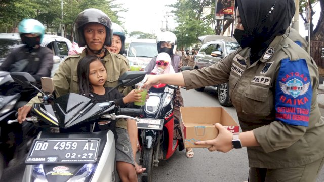 Satpol PP Makassar Berbagi Buka Puasa di Anjungan Losari