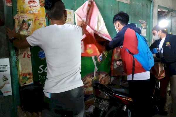 Untuk Menjaga Keindahan Dalam Pasar, Tim Kemitraan Perumda Pasar Makassar Tertibkan Sejumlah Spanduk, Selebaran dan Reklame