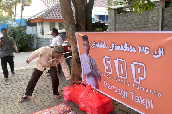 Sahabat DP Berbagi Takjil di Jl Pendidikan