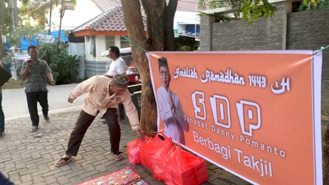 Sahabat DP Berbagi Takjil di Jl Pendidikan