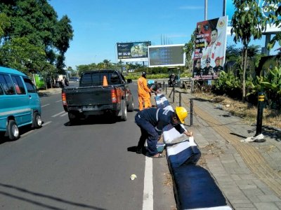 Jaga Estetika Kota, DPU Makassar Lakukan Pengecatan Trotoar