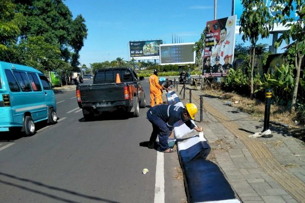 Jaga Estetika Kota, DPU Makassar Lakukan Pengecatan Trotoar