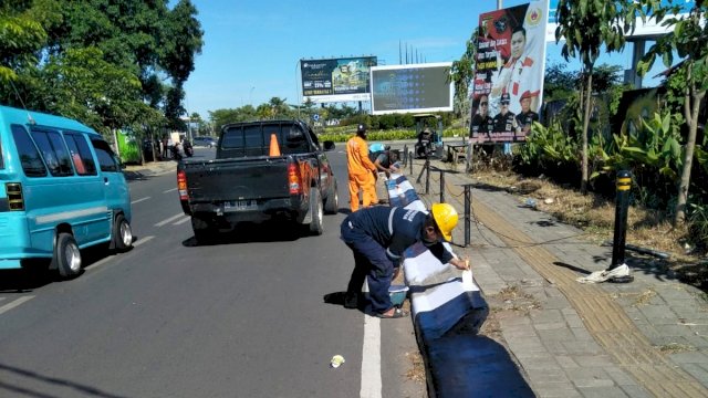 Jaga Estetika Kota, DPU Makassar Lakukan Pengecatan Trotoar