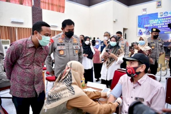 Kapolda Sulsel dan Andi Sudirman Tinjau Vaksinasi Booster