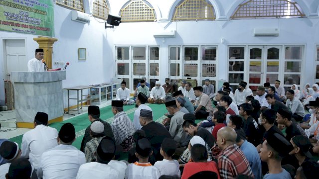 Wali Kota Danny Wisuda Santri Sekaligus Serahkan Beasiswa Anak Anak dan Remaja Masjid Nur Al- Aqsa