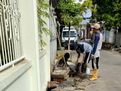 Pasca Libur Lebaran, Satgas Drainase DPU Makassar Kembali Melakukan Pengerukan