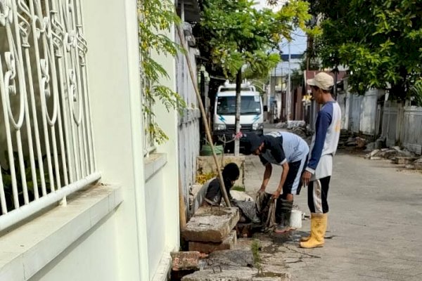 Pasca Libur Lebaran, Satgas Drainase DPU Makassar Kembali Melakukan Pengerukan