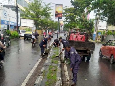 Satgas PU Makassar Sisir Median Jalan Tengah, Lakukan Pembersihan dan Pengecatan