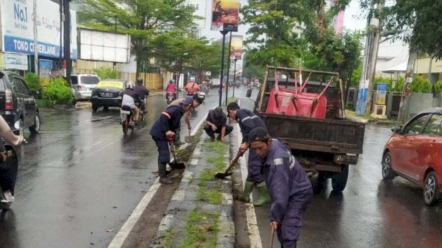 Satgas PU Makassar Sisir Median Jalan Tengah, Lakukan Pembersihan dan Pengecatan