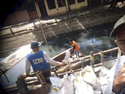 Gunakan Perahu dan Dump Truck, Satgas Drainase DPU Makassar Menyisir Sampah Kanal Al Markaz