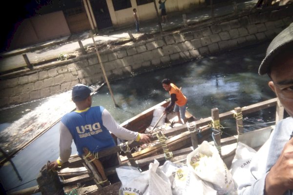 Gunakan Perahu dan Dump Truck, Satgas Drainase DPU Makassar Menyisir Sampah Kanal Al Markaz