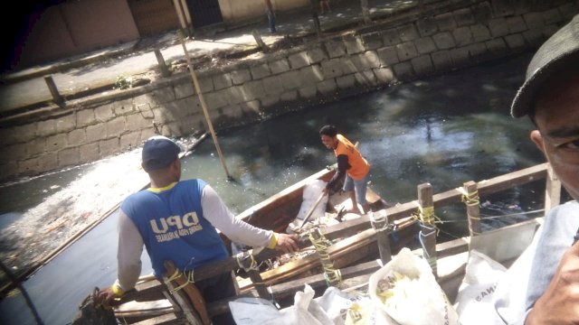 Gunakan Perahu dan Dump Truck, Satgas Drainase DPU Makassar Menyisir Sampah Kanal Al Markaz