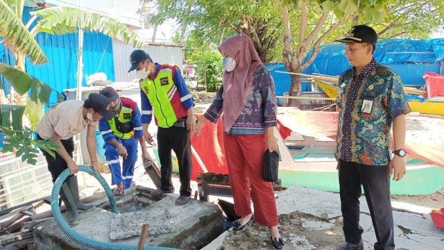 Bersama Anggota DPRD Makassar, Kadis PU Tinjau Kondisi IPAL di Pulau Lae-lae