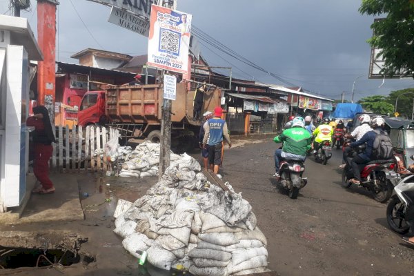 Satgas PU Makassar Sentuh Drainase Jalan Antang Raya