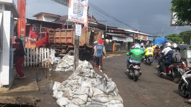 Satgas PU Makassar Sentuh Drainase Jalan Antang Raya