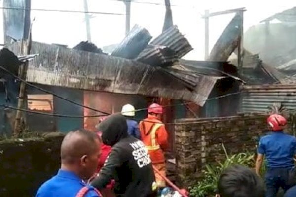 Damkar Makassar Kerahkan 50 Personel Tangani Kebakaran di Rappokalling