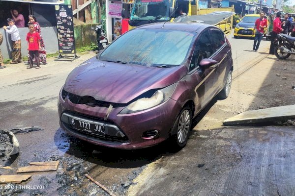 Damkar Tangani Mobil Terbakar di Perdos Unhas