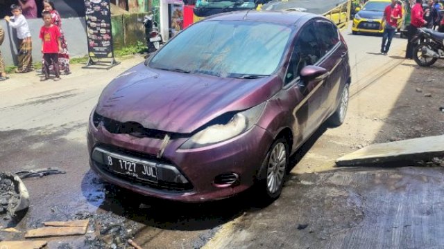 Damkar Tangani Mobil Terbakar di Perdos Unhas