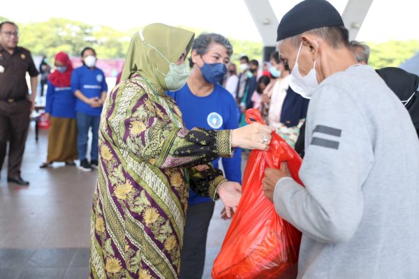 Peringatan Hari TB Sedunia, Indira Jusuf Ismail Beri Penghargaan Bagi Puskesmas Terbaik