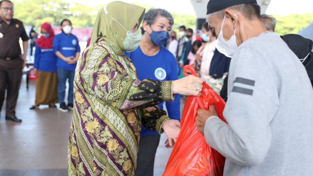 Peringatan Hari TB Sedunia, Indira Jusuf Ismail Beri Penghargaan Bagi Puskesmas Terbaik