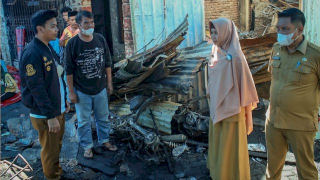 Serahkan Bantuan Terhadap Warga Terdampak Bencana Kebakaran, Bagini Harapan Kadis Sosial Makassar