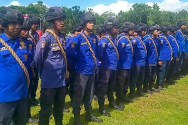 Personel Damkar Makassar Jalani Latihan di Markas Divisi 3 Kostrad