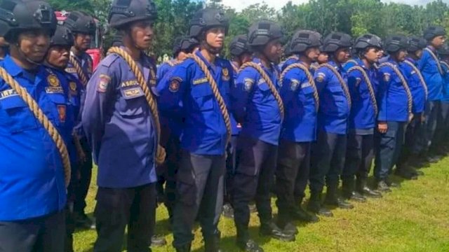 Personel Damkar Makassar Jalani Latihan di Markas Divisi 3 Kostrad