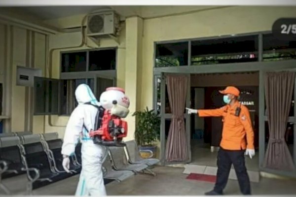 Kantor Dinsos Makassar Disemprot Disinfektan