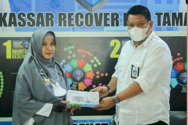 Kadis Sosial Makassar Serahkan 391 Kartu KIS di Kecamatan Tamalate
