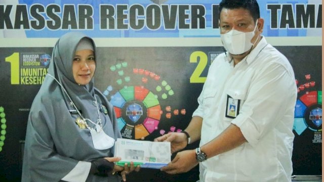 Kadis Sosial Makassar Serahkan 391 Kartu KIS di Kecamatan Tamalate