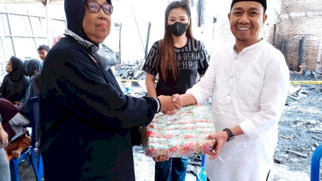 Legislator Gerindra Makassar Salurkan Bantuan ke Korban Kebakaran Antang