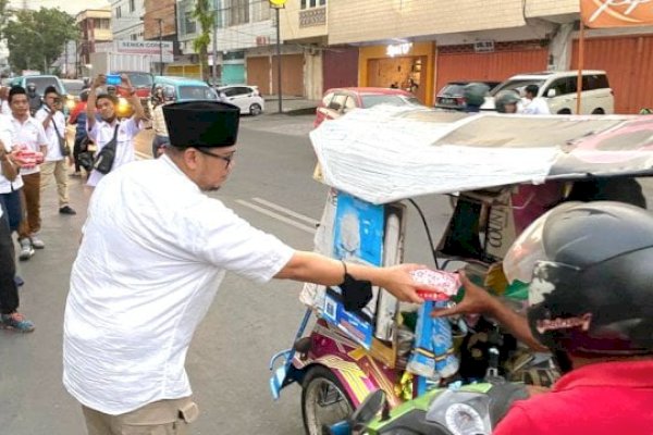 Andi Pahlevi Bagi Takjil ke Pengendari di Jalan Andalas